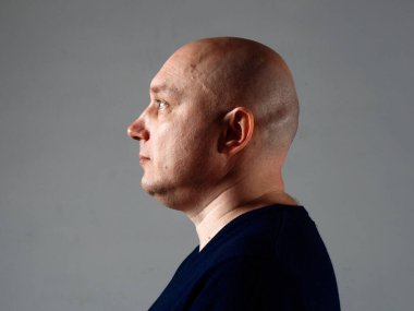 2020 'de siyah bir arka planda kel ve neşeli bir adamın portresi.