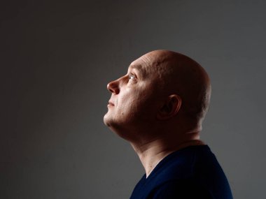 2020 'de siyah bir arka planda kel ve neşeli bir adamın portresi.