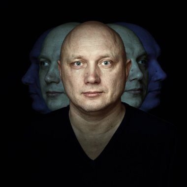 2020 'de siyah bir arka planda kel, neşeli bir adamın sanat portresi.