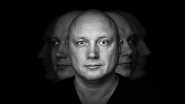 2020 'de siyah bir arka planda kel, neşeli bir adamın sanat portresi.