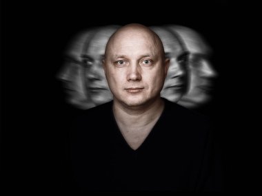 2020 'de siyah bir arka planda kel, neşeli bir adamın sanat portresi.