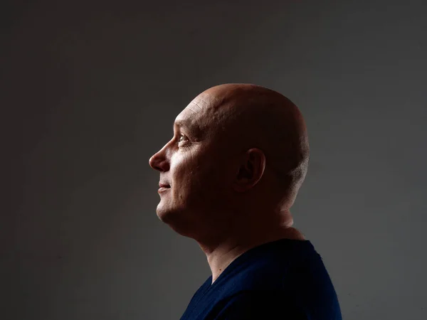 Porträt Eines Glatzköpfigen Fröhlichen Mannes Profil Auf Schwarzem Hintergrund 2020 — Stockfoto