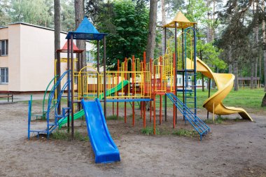 Renkli oyun parkı, kırmızı gün buzu, neşe saçan çocuk, soğuk bebek parkı, oyun masası, yeşil yer....