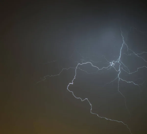 Blitz Blitz Isoliert Gegen Schwarzen Boden — Stockfoto