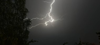 Yıldırım, kara zemine karşı izole edilmiş.