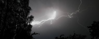 Yıldırım, kara zemine karşı izole edilmiş.