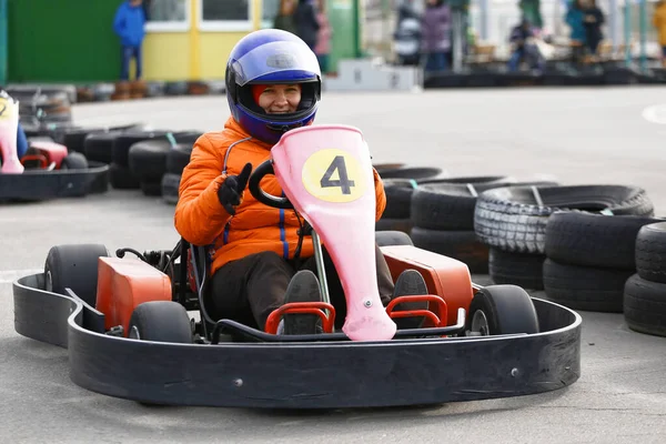 Lány Gokart Autót Vezet Sebességgel Egy Játszótéri Versenypályán Kart Egy — Stock Fotó