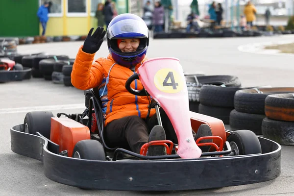 Dívka Řídí Motokárové Auto Rychlostí Závodní Dráze Hřišti Kart Populární — Stock fotografie