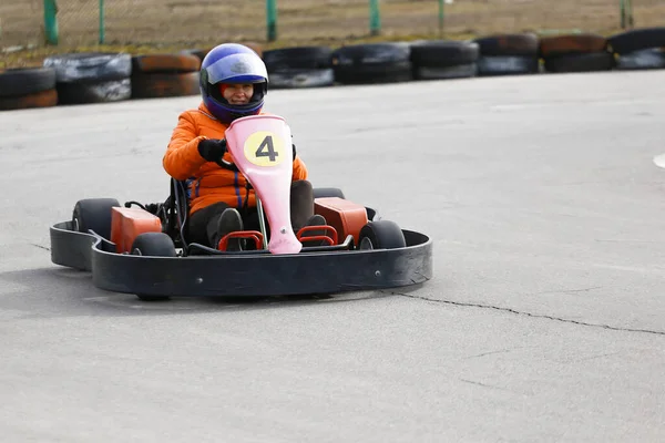 Dziewczyna Prowadzi Samochód Gokartowy Prędkością Torze Wyścigowym Placu Zabaw Kart — Zdjęcie stockowe