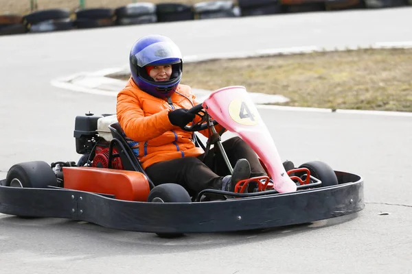 Chica Está Conduciendo Coche Kart Con Velocidad Una Pista Carreras — Foto de Stock