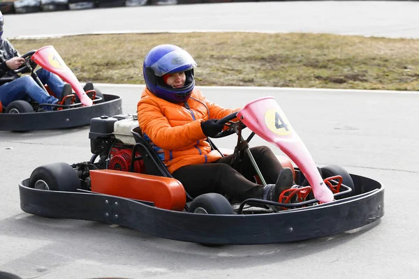 Ragazza Sta Guidando Auto Kart Con Velocità Parco Giochi Pista — Foto Stock
