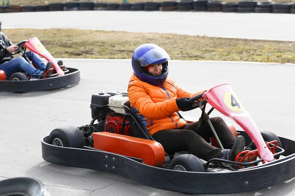 Menina Está Dirigindo Kart Carro Com Velocidade Uma Pista Corrida — Fotografia de Stock