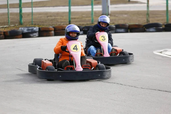 Lány Gokart Autót Vezet Sebességgel Egy Játszótéri Versenypályán Kart Egy — Stock Fotó