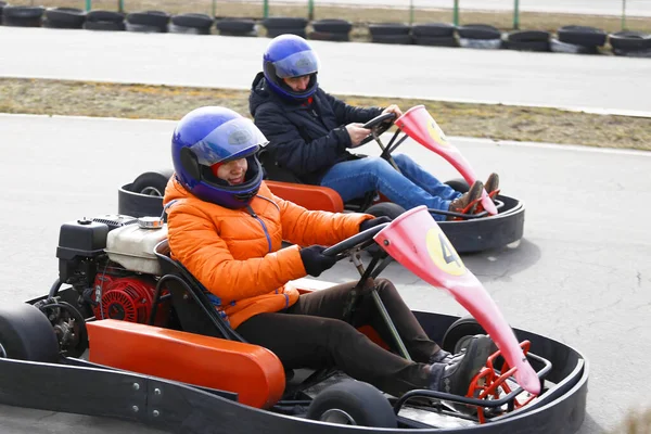 Menina Está Dirigindo Kart Carro Com Velocidade Uma Pista Corrida — Fotografia de Stock