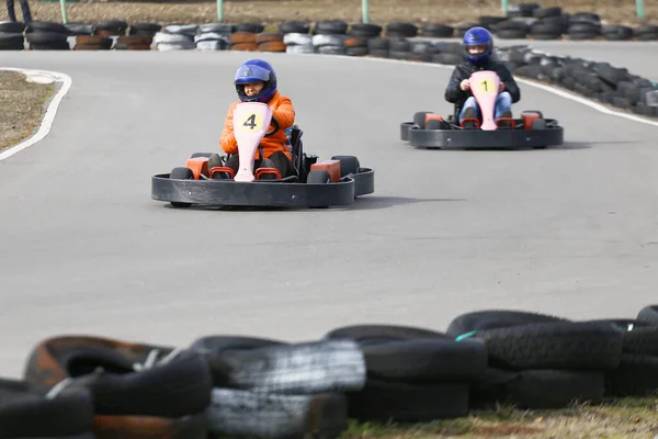 Menina Está Dirigindo Kart Carro Com Velocidade Uma Pista Corrida — Fotografia de Stock