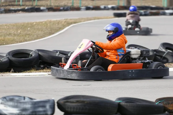 Menina Está Dirigindo Kart Carro Com Velocidade Uma Pista Corrida — Fotografia de Stock