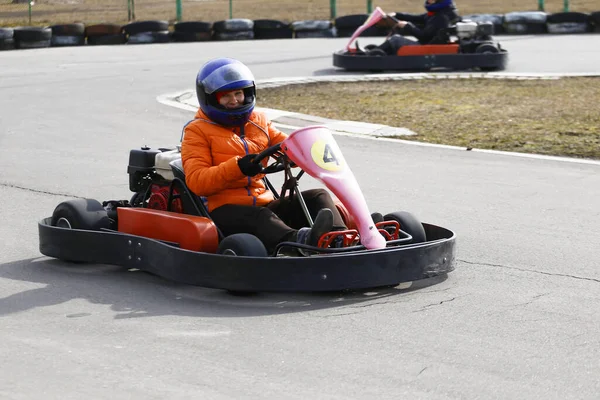 Menina Está Dirigindo Kart Carro Com Velocidade Uma Pista Corrida — Fotografia de Stock