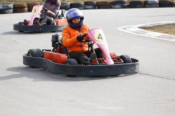 Lány Gokart Autót Vezet Sebességgel Egy Játszótéri Versenypályán Kart Egy — Stock Fotó