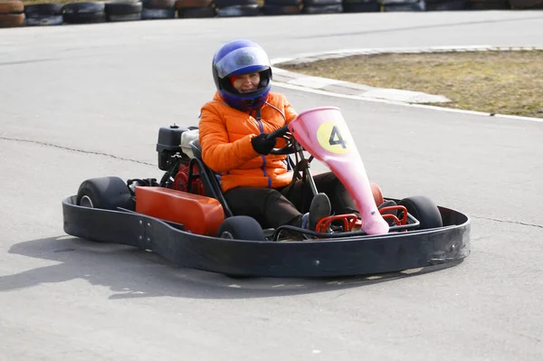Κορίτσι Οδηγεί Kart Αυτοκίνητο Ταχύτητα Μια Πίστα Αγώνων Παιδική Χαρά — Φωτογραφία Αρχείου