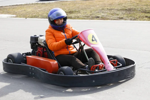 Lány Gokart Autót Vezet Sebességgel Egy Játszótéri Versenypályán Kart Egy — Stock Fotó