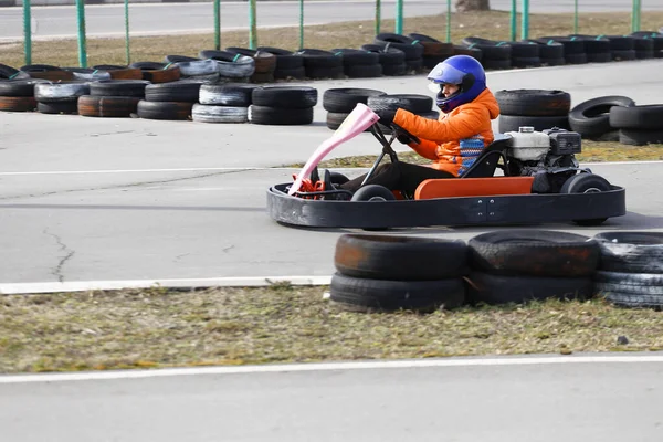 Mädchen Fährt Gokart Auto Mit Geschwindigkeit Auf Spielplatz Rennstrecke Kart — Stockfoto