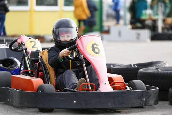 Menino Está Dirigindo Kart Carro Com Velocidade Uma Pista Corrida — Fotografia de Stock