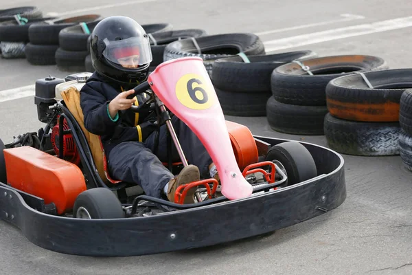 Menino Está Dirigindo Kart Carro Com Velocidade Uma Pista Corrida — Fotografia de Stock