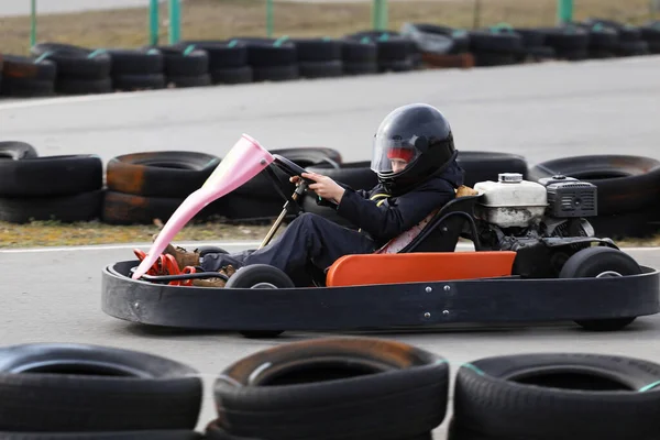 Chico Está Conduciendo Kart Coche Con Velocidad Una Pista Carreras — Foto de Stock