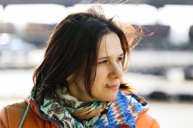 Yakın plan şapka takan bir kızın portresi. karting parçası