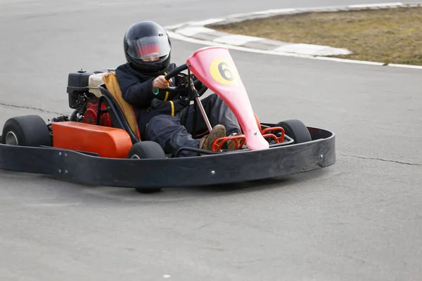 Menino Está Dirigindo Kart Carro Com Velocidade Uma Pista Corrida — Fotografia de Stock