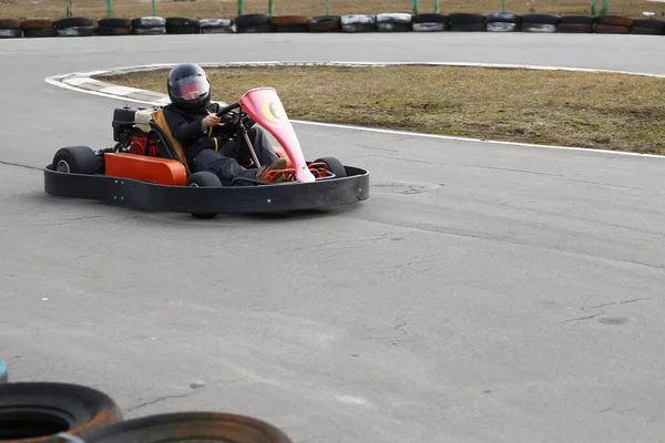 Fiú Száguldó Gokart Autót Vezet Egy Játszótéri Versenypályán Kart Egy — Stock Fotó