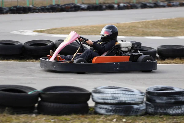 Fiú Száguldó Gokart Autót Vezet Egy Játszótéri Versenypályán Kart Egy — Stock Fotó