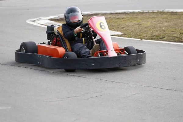 Junge Fährt Gokart Auto Mit Geschwindigkeit Auf Spielplatz Rennstrecke Kart — Stockfoto