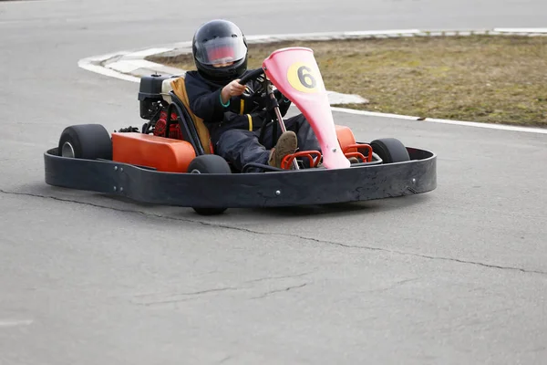 Chico Está Conduciendo Kart Coche Con Velocidad Una Pista Carreras — Foto de Stock