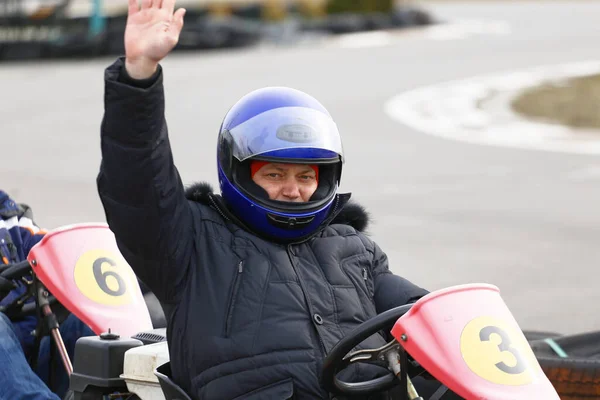 Fiú Száguldó Gokart Autót Vezet Egy Játszótéri Versenypályán Kart Egy — Stock Fotó