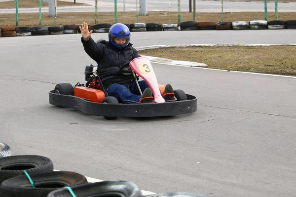 Fiú Száguldó Gokart Autót Vezet Egy Játszótéri Versenypályán Kart Egy — Stock Fotó