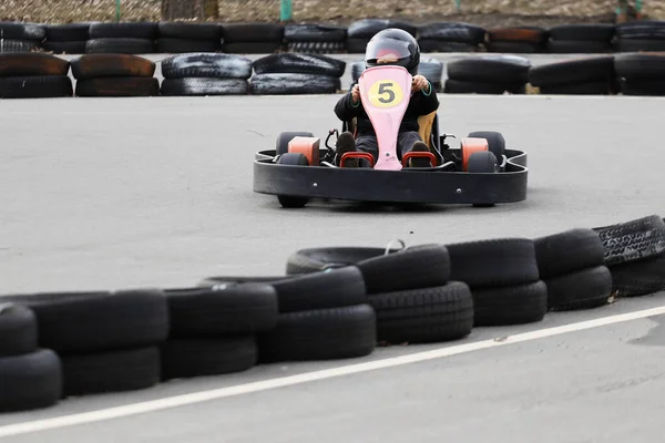 Menino Está Dirigindo Kart Carro Com Velocidade Uma Pista Corrida — Fotografia de Stock