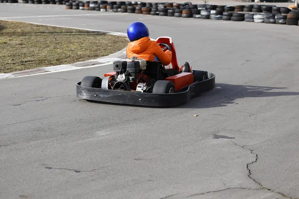 Menina Está Dirigindo Kart Carro Com Velocidade Uma Pista Corrida — Fotografia de Stock