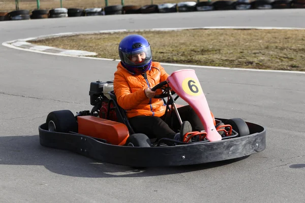 Lány Gokart Autót Vezet Sebességgel Egy Játszótéri Versenypályán Kart Egy — Stock Fotó