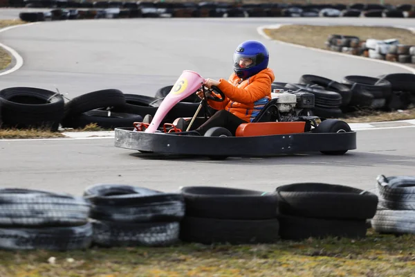 Dziewczyna Prowadzi Samochód Gokartowy Prędkością Torze Wyścigowym Placu Zabaw Kart — Zdjęcie stockowe