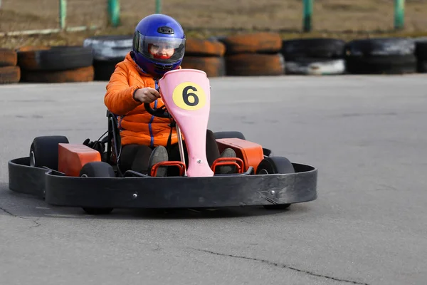 Lány Gokart Autót Vezet Sebességgel Egy Játszótéri Versenypályán Kart Egy — Stock Fotó