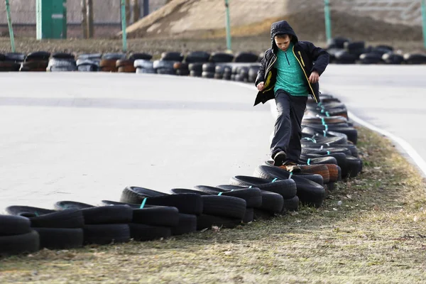 Menino Está Dirigindo Kart Carro Com Velocidade Uma Pista Corrida — Fotografia de Stock