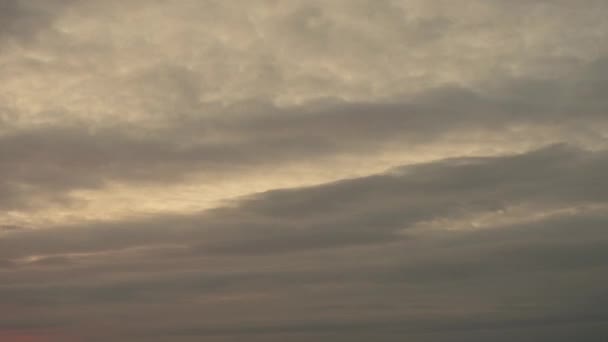 Červená fialová oranžová modrá růžová obloha západ slunce mrak červená fialová cloudscape čas lapse pozadí tmavě červená fialová západ slunce nebe mrak timelapse pozadí den noc dramatický západ slunce nebe červená fialová oblak obloha západ slunce — Stock video