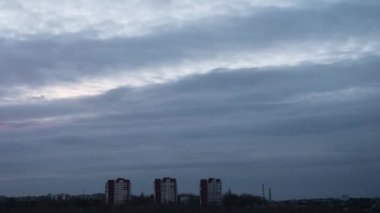 Kırmızı mor turuncu gün batımı bulutu kırmızı mor bulutlu zaman aralığı koyu mor günbatımı bulutlu zaman aralığı gece dramatik günbatımı gökyüzü kırmızı mor bulutlu günbatımı gökyüzü
