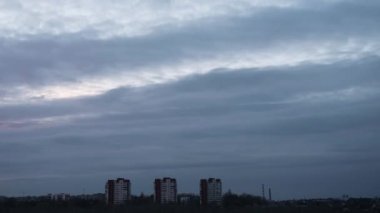 Kırmızı mor turuncu gün batımı bulutu kırmızı mor bulutlu zaman aralığı koyu mor günbatımı bulutlu zaman aralığı gece dramatik günbatımı gökyüzü kırmızı mor bulutlu günbatımı gökyüzü