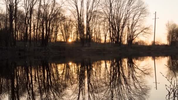 Солнце Восходит Над Озером Весной — стоковое видео