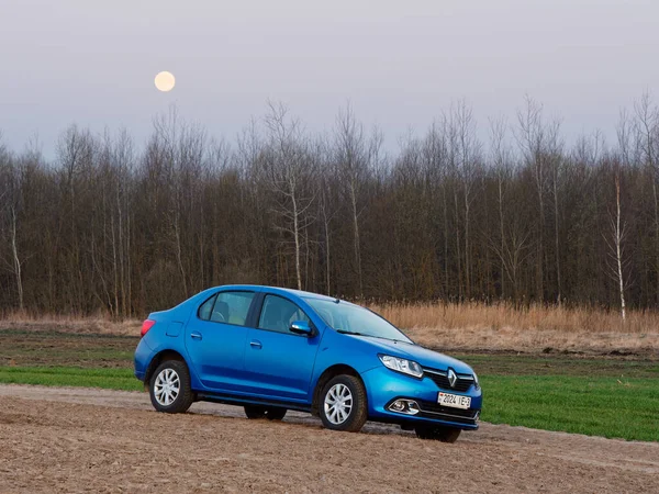 Gomel Belarus April 2020 Blauwe Renault Logan Auto Het Voorjaar — Stockfoto