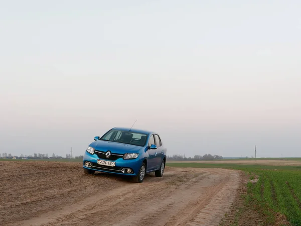 Gomel Belarus April 2020 Blue Renault Logan Car Field Spring — Stock Photo, Image