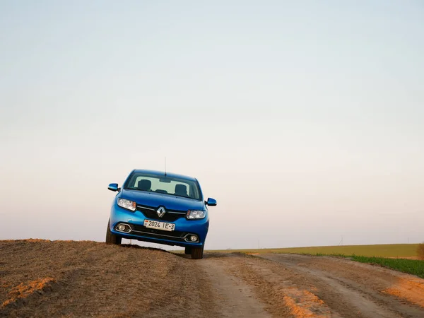 Gomel Weißrussland April 2020 Blauer Renault Logan Auf Einem Feld — Stockfoto