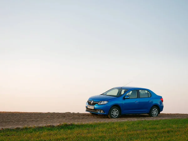 Gomel Belarus April 2020 Blauwe Renault Logan Auto Het Voorjaar — Stockfoto